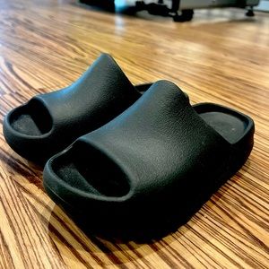 Yeezy slides size 2Y